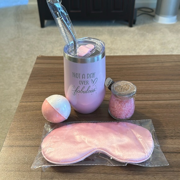 Pink Gift Set with Cup, Eyemask, Bathsalt, and Bathbomb - Picture 1 of 6